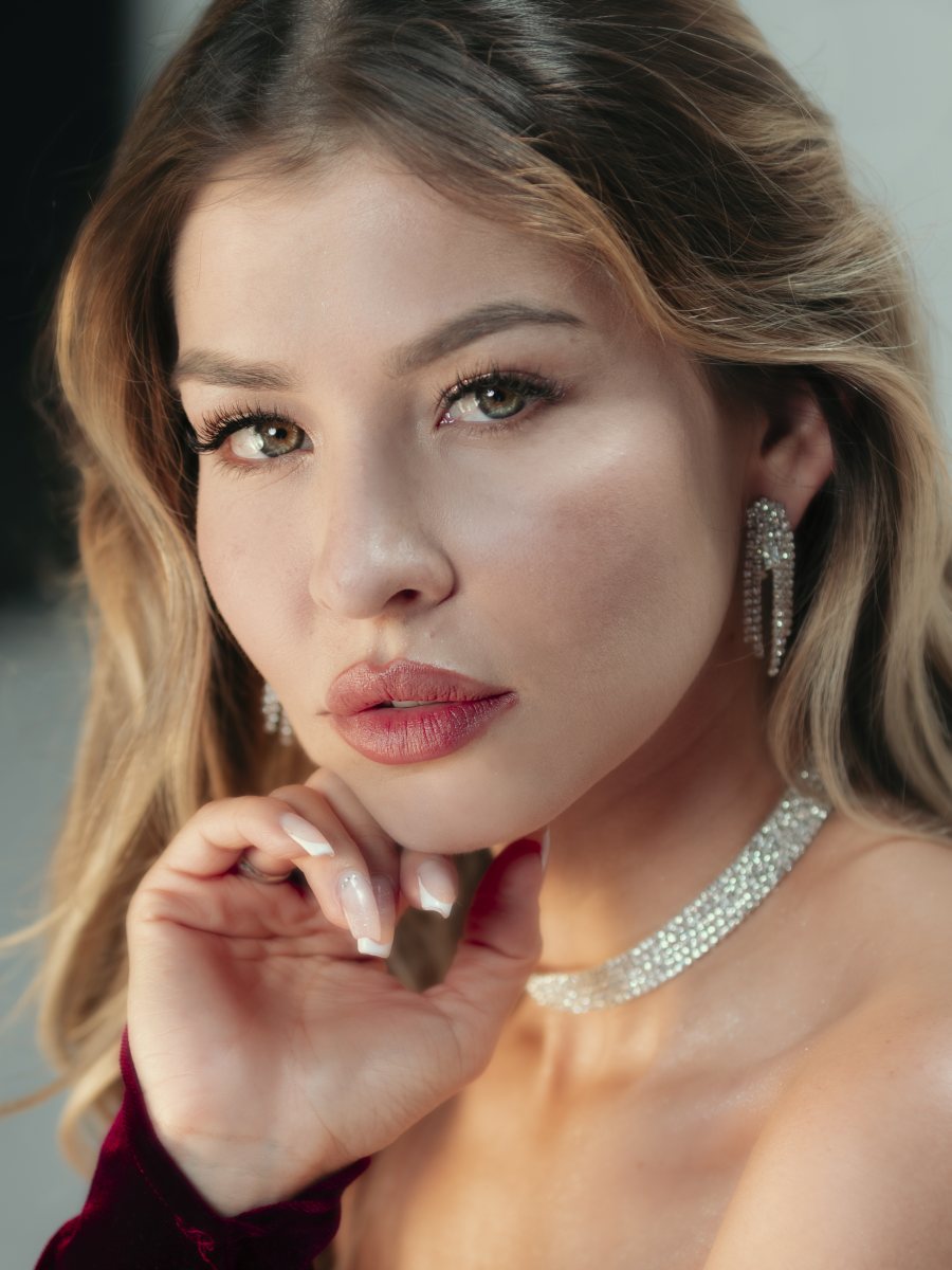 Retrato de Simone Simmons, fundadora de MVR: modelo webcam con más de diez años de trayectoria y dueña de su propio estudio en Colombia
